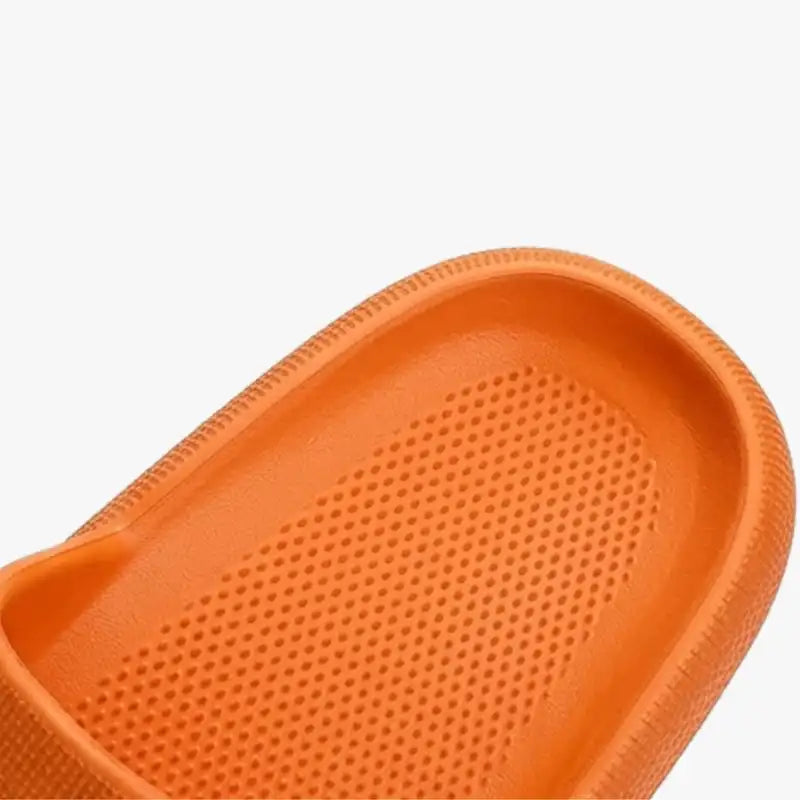 Ergonomisches Fußbett der orangefarbenen Slappy Cloud Slides – Dämpfende Noppenstruktur für maximalen Gehkomfort.