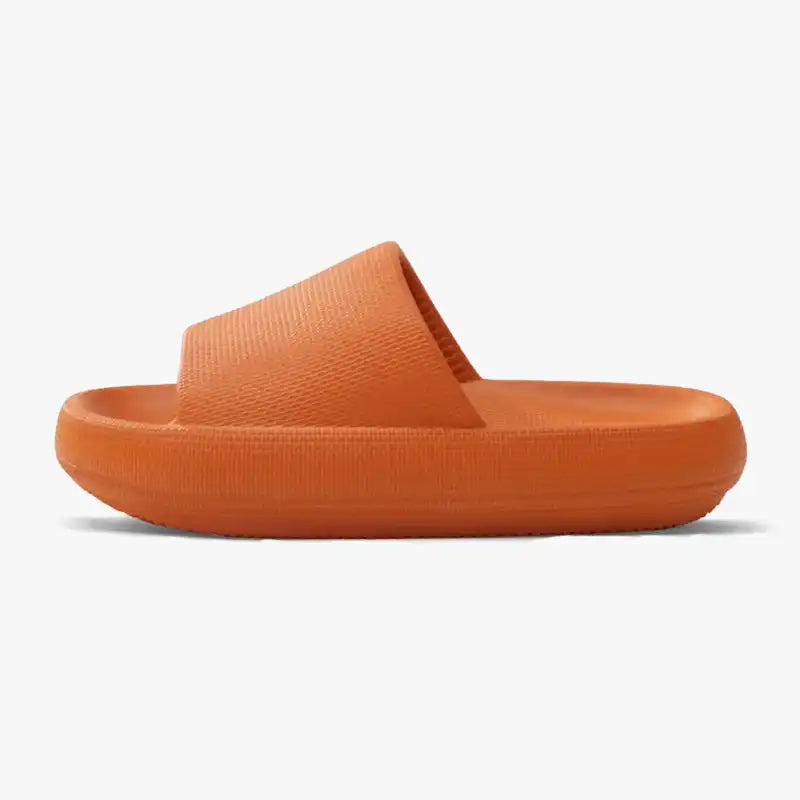 Orangefarbene Slappy Cloud Slides Schlappen – Weiche und dämpfende Sommerschlappe in der Seitenansicht.