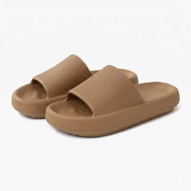 Beige Slappy Cloud Slides Schlappen – Paar-Ansicht der modernen, ergonomischen Hausschuhe mit dicker Sohle.