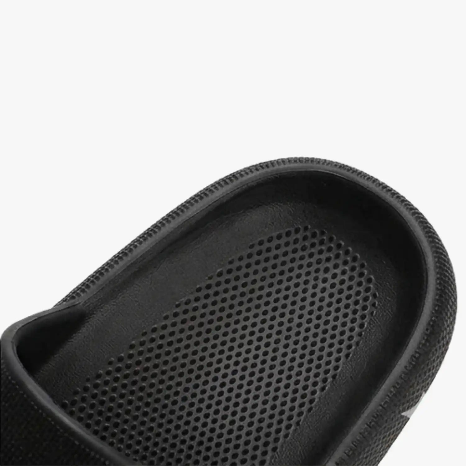 Slappys Cloud Slides in Schwarz – Detailansicht der weichen Noppenstruktur