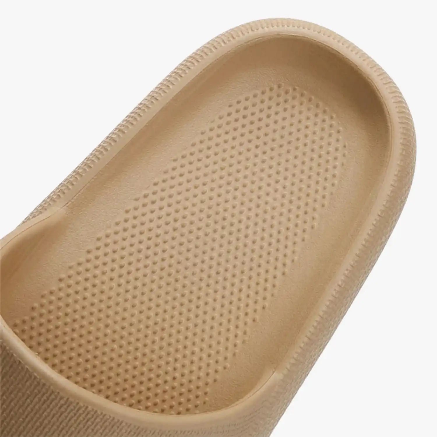 Slappys Cloud Slides in Beige – Detailansicht der Noppenstruktur der bequemen Schlappen