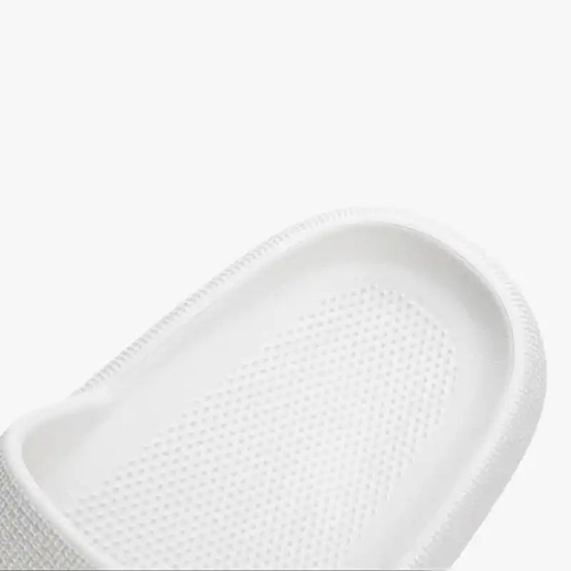 Weißes ergonomisches Fußbett der Slappy Cloud Slides – Detailaufnahme der dämpfenden EVA-Schlappen.